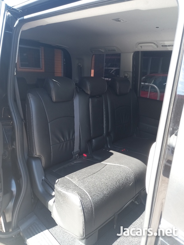 Toyota Voxy 2,0L 2012-4