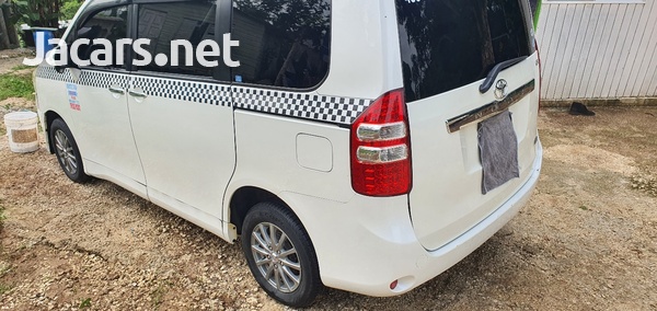 Toyota Noah 2,0L 2011-5
