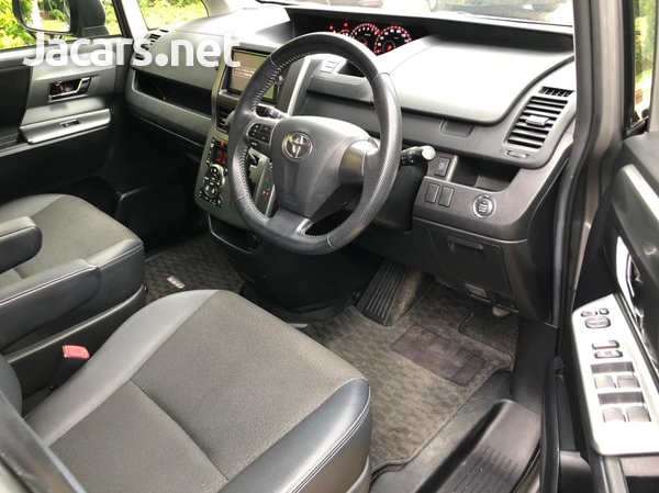 Toyota Voxy 2,0L 2013-8