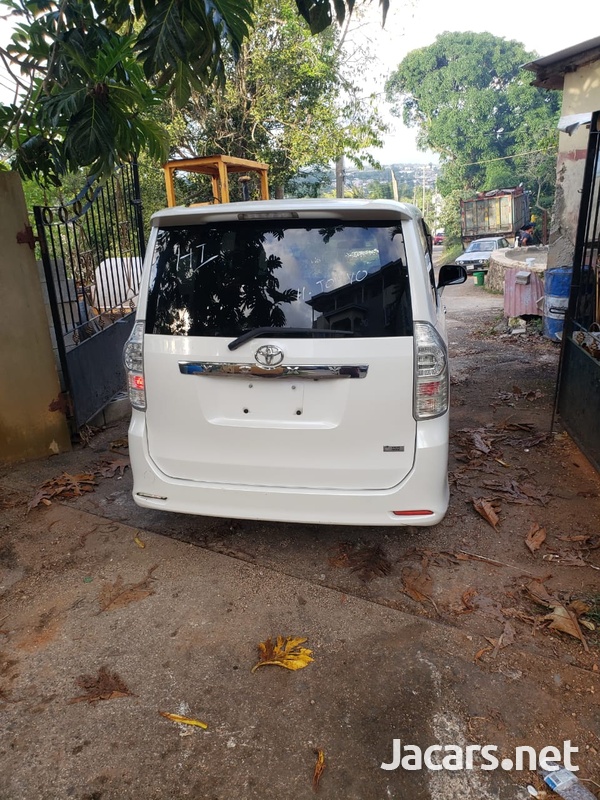 Toyota Voxy 2,0L 2012-3