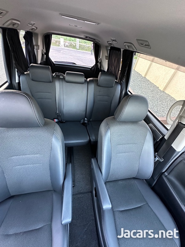 Toyota Voxy 2,0L 2013-8