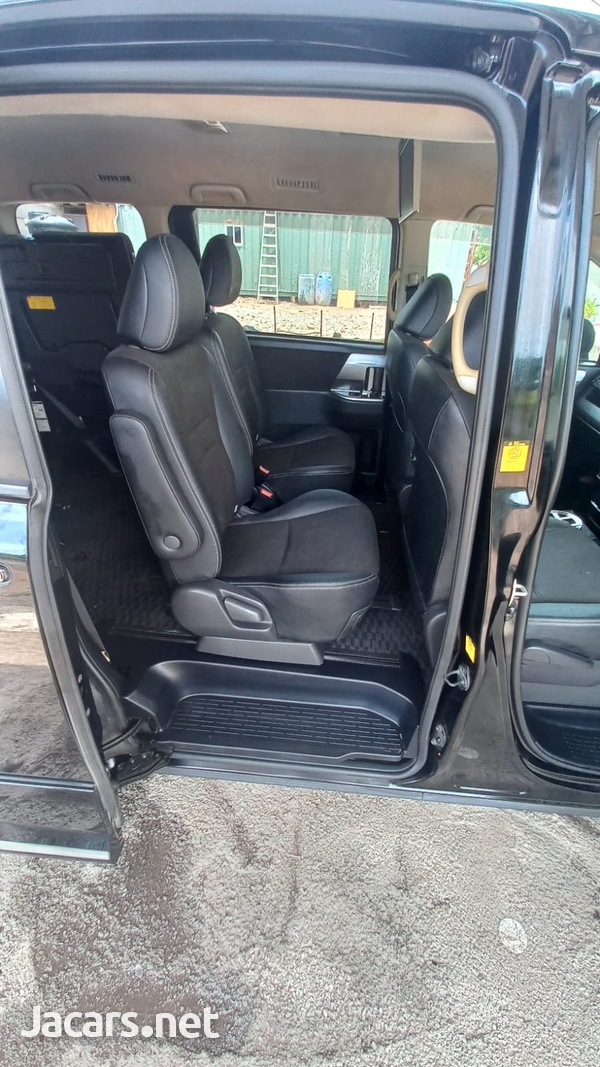 Toyota Voxy 2,0L 2013-13