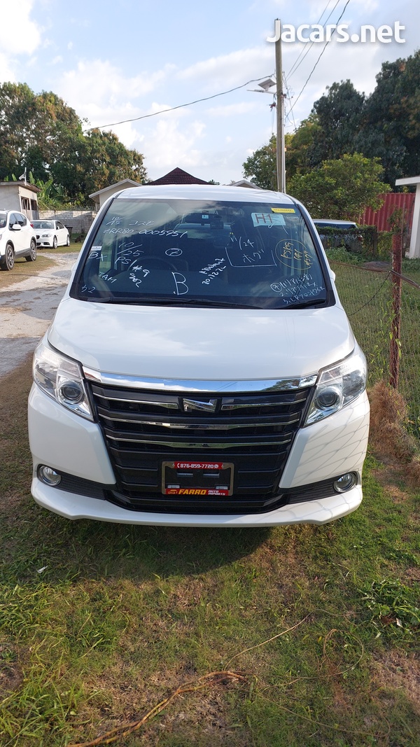 Toyota Noah 2014-3