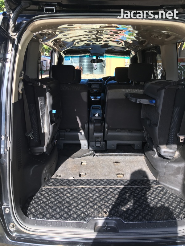 Nissan Serena 2,0L 2012-9