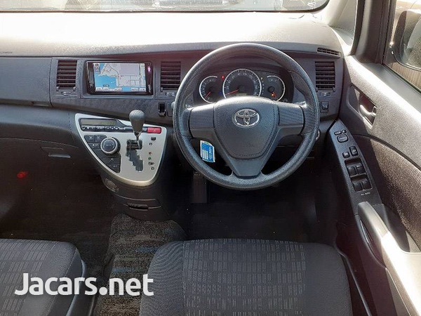Toyota Isis 1,9L 2013-5