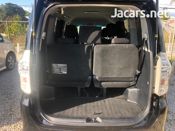 Toyota Voxy 2,0L 2011-8