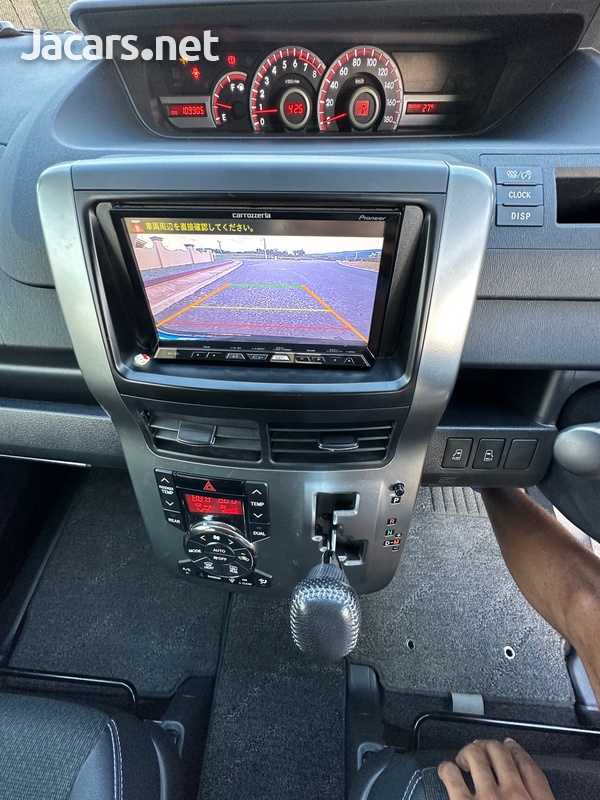 Toyota Voxy 2,0L 2013-9