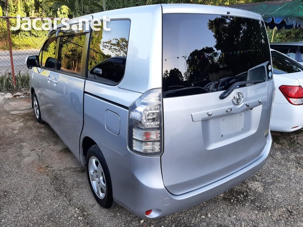 Toyota Voxy 2,0L 2011-4