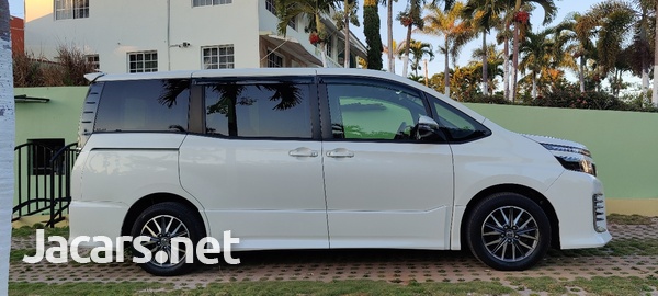 Toyota Voxy 2,0L 2017-4