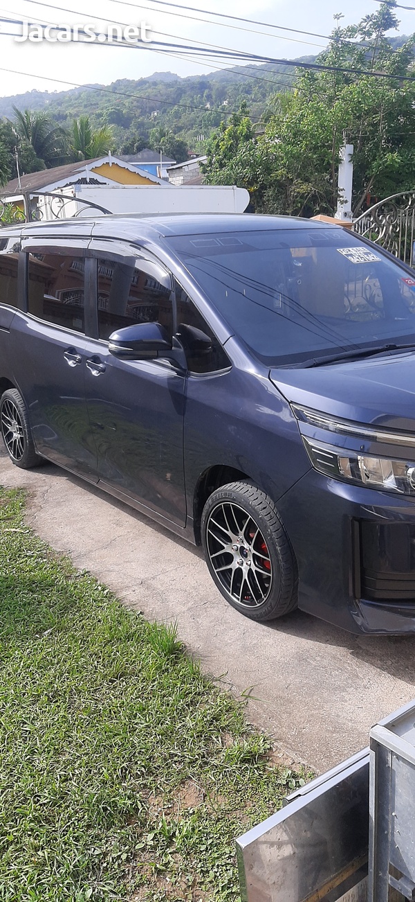 Toyota Voxy 2,0L 2014-8