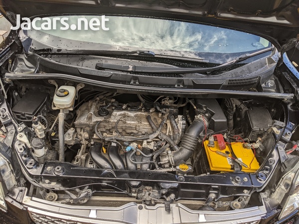 Toyota Voxy 1,9L 2013-10