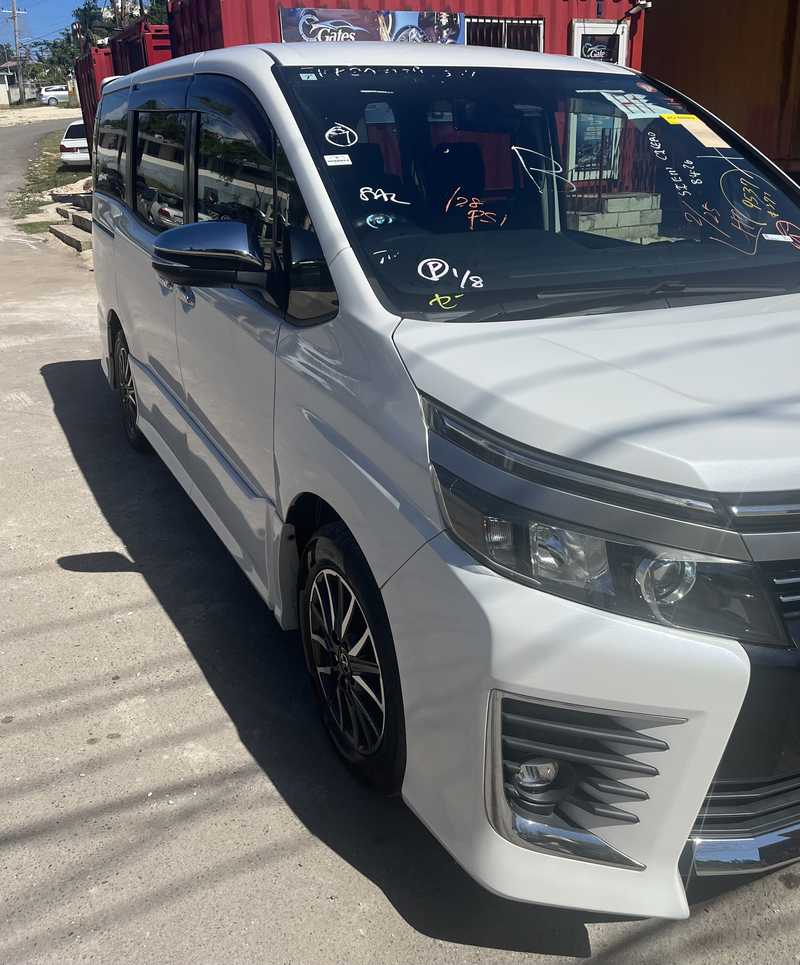 Toyota Voxy 2,0L 2017 JA$3,350,000 №2508998 in Saint James - Voxy