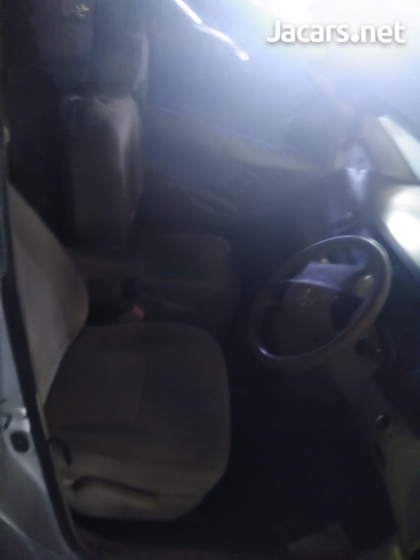 Toyota Isis 1,8L 2011-5