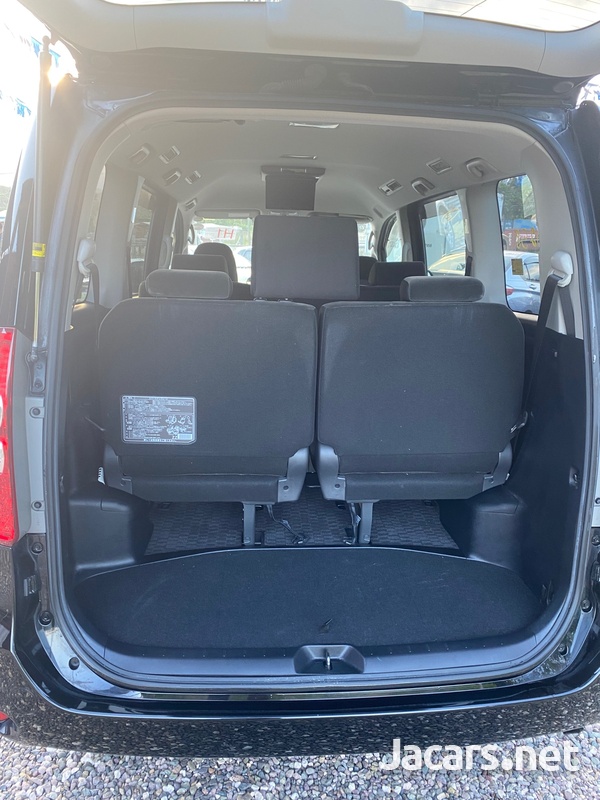 Toyota Noah 2,0L 2013-10