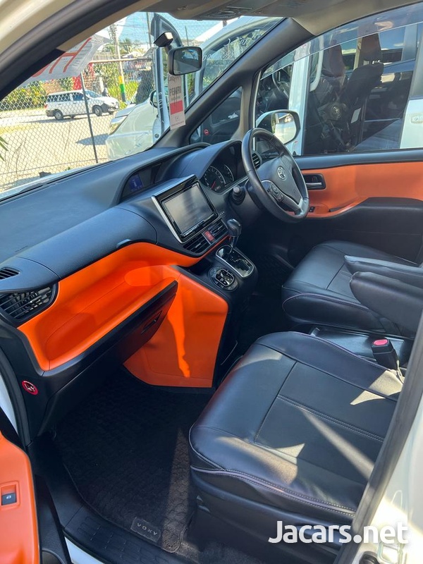 Toyota Voxy 2,0L 2014-4