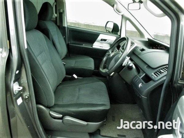 Toyota Noah 2,0L 2012-3