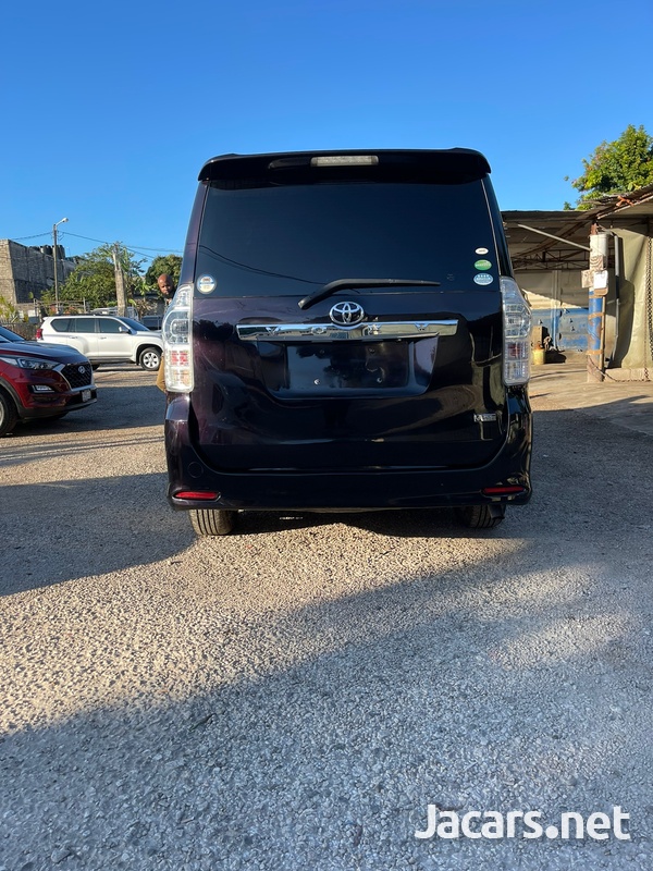 Toyota Voxy 2,0L 2012-10