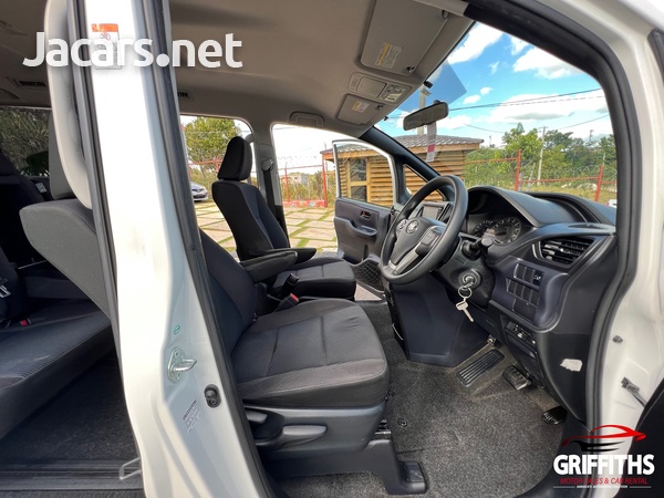 Toyota Noah 2,0L 2017-14