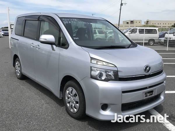 Toyota Voxy 2,0L 2013-5