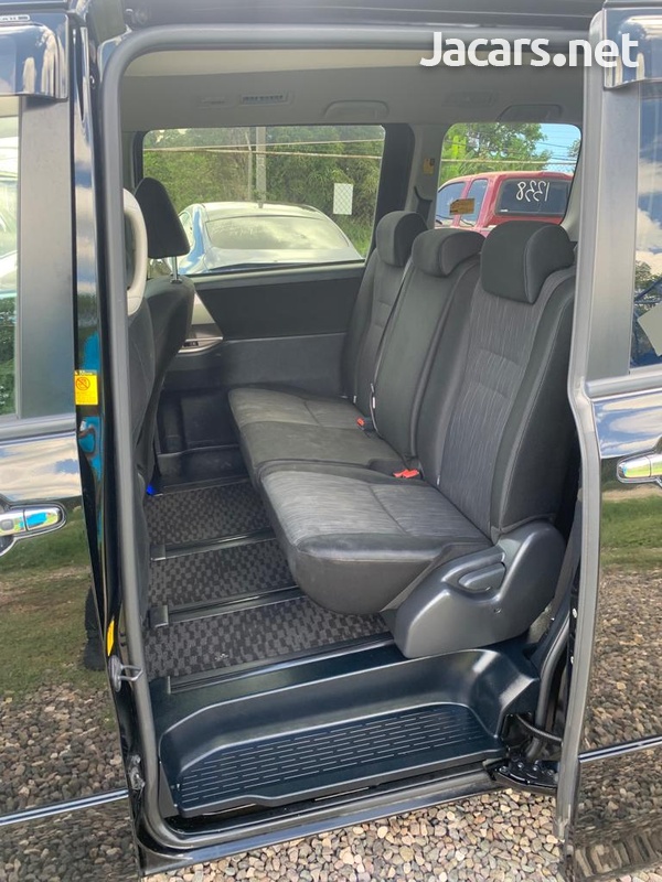 Toyota Noah 2,0L 2013-6