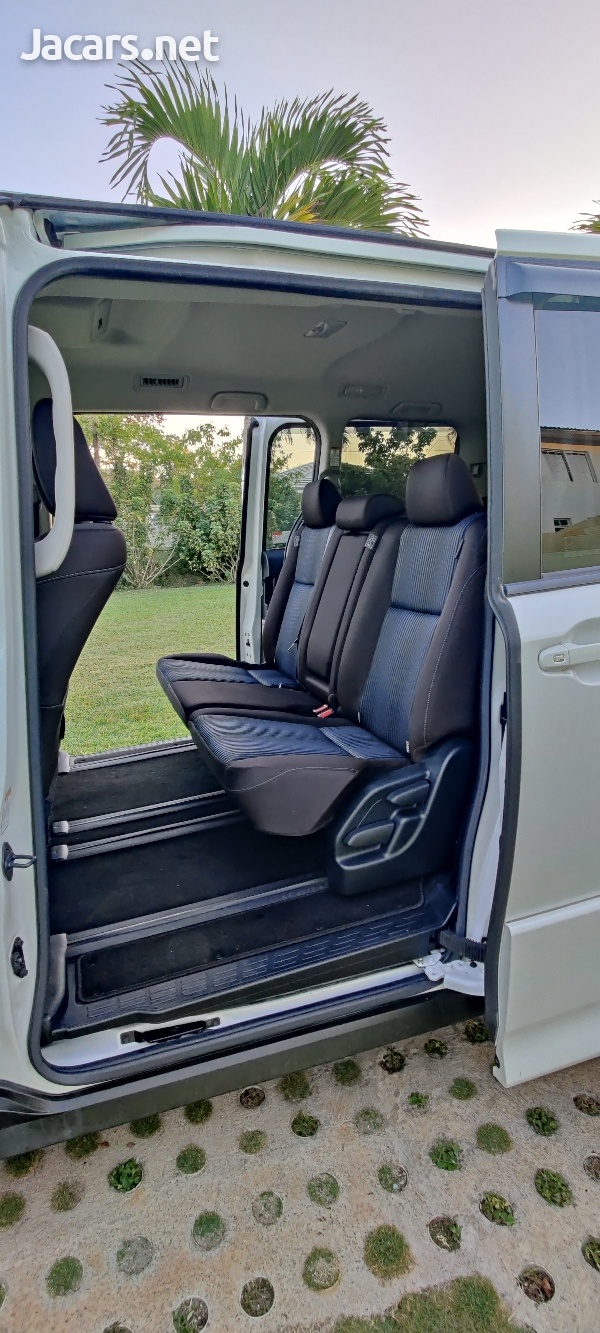 Toyota Voxy 2,0L 2017-12