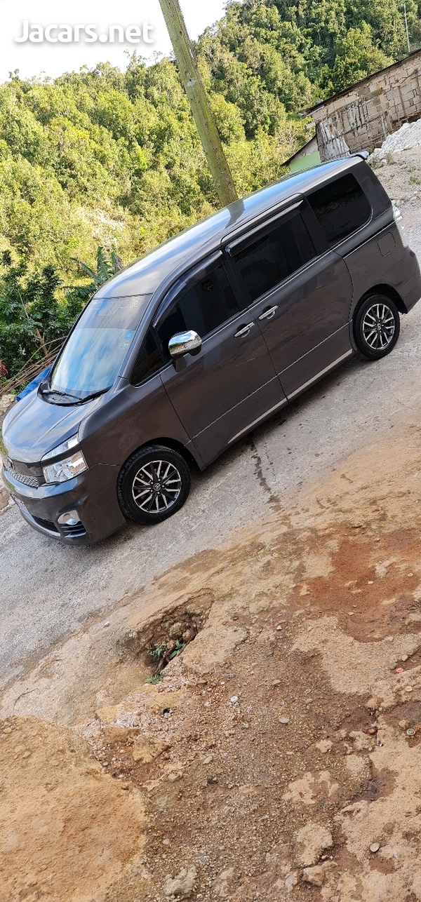 Toyota Voxy 2,0L 2012-13