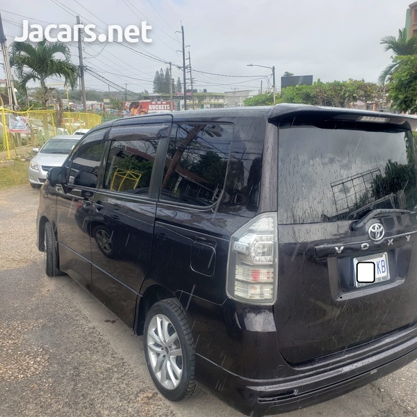 Toyota Voxy 2,0L 2010-9