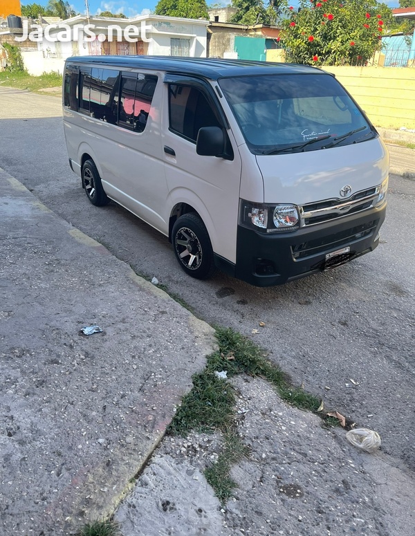 Toyota Hiace Bus-1