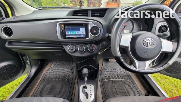 Toyota Vitz 1,0L 2013-4