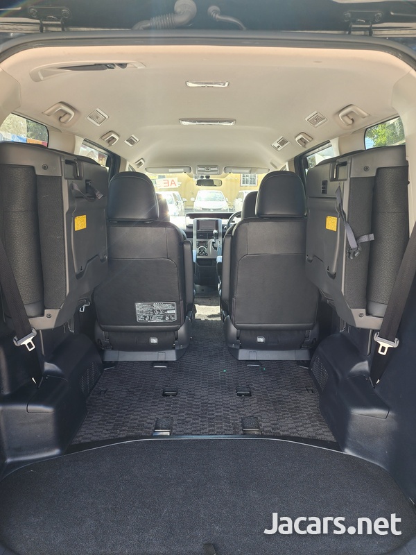 Toyota Voxy 2,0L 2013-5