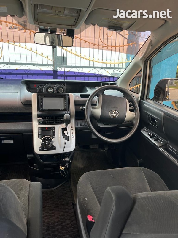 Toyota Voxy 1,9L 2012-7