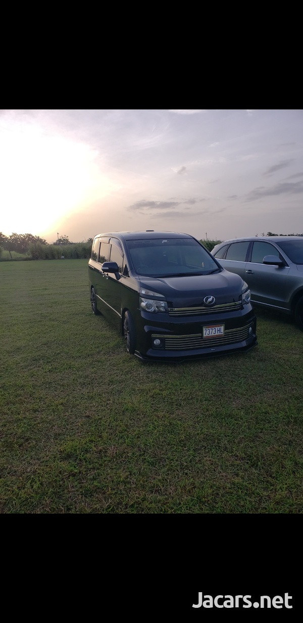 Toyota Voxy 2,0L 2012-5