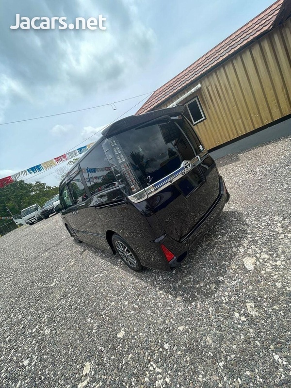 Toyota Voxy 2,0L 2014-2