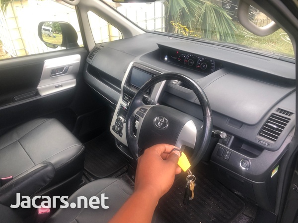 Toyota Noah 2,0L 2012-9
