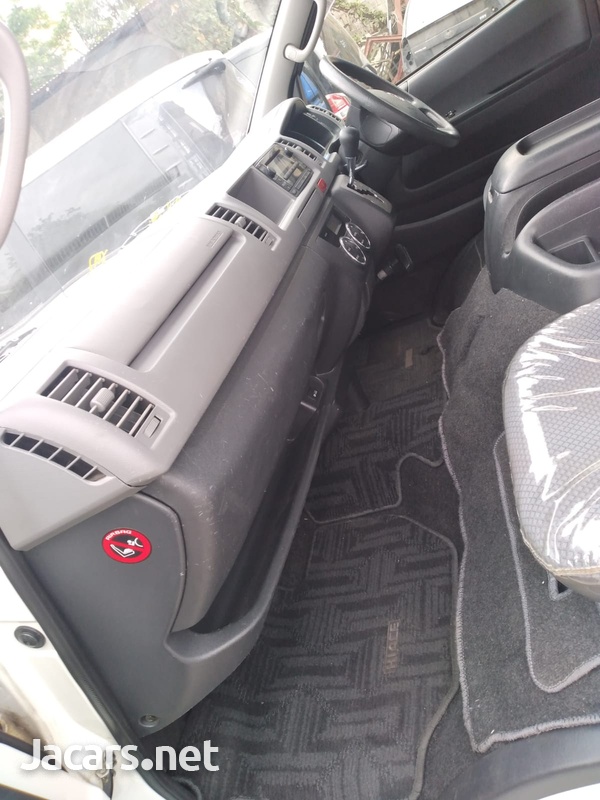 Toyota Hiace 3,0L 2013-9