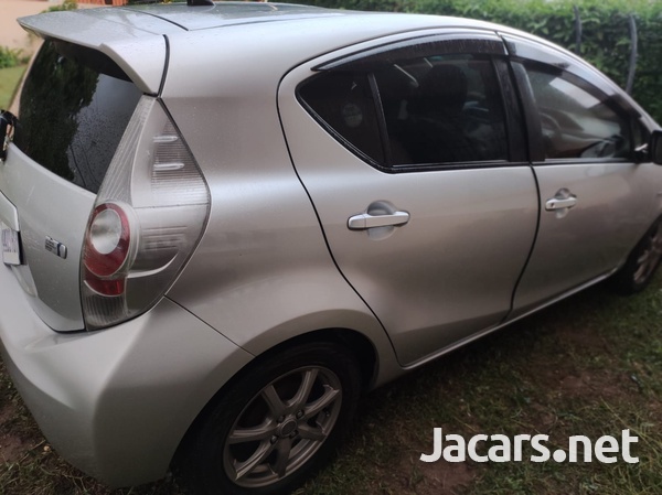 Toyota Aqua 1,5L 2012-4