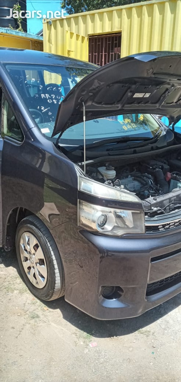 Toyota Voxy 2,0L 2012-5
