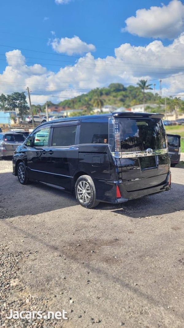 Toyota Voxy 2,0L 2014-4
