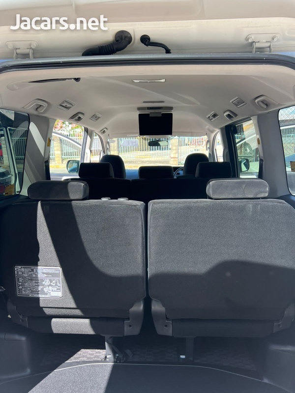 Toyota Noah 2,0L 2013-10