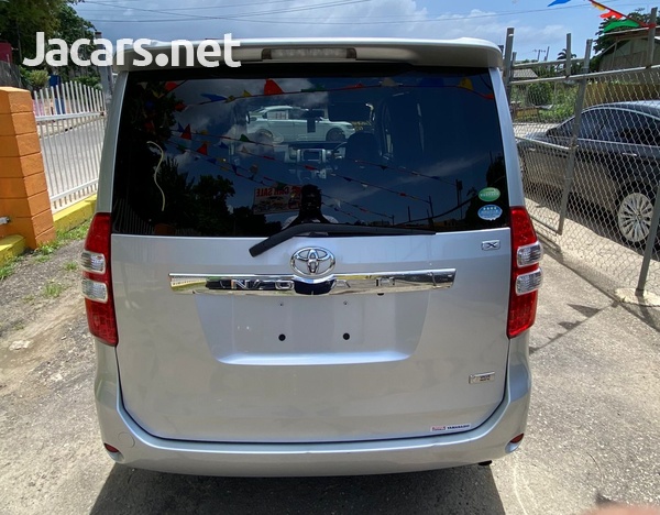 Toyota Noah 2,0L 2013-10