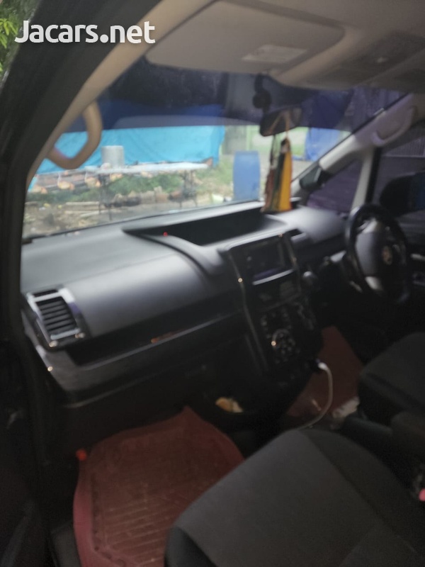 2010 Toyota Voxy-4