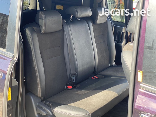 Toyota Voxy 2,0L 2013-6