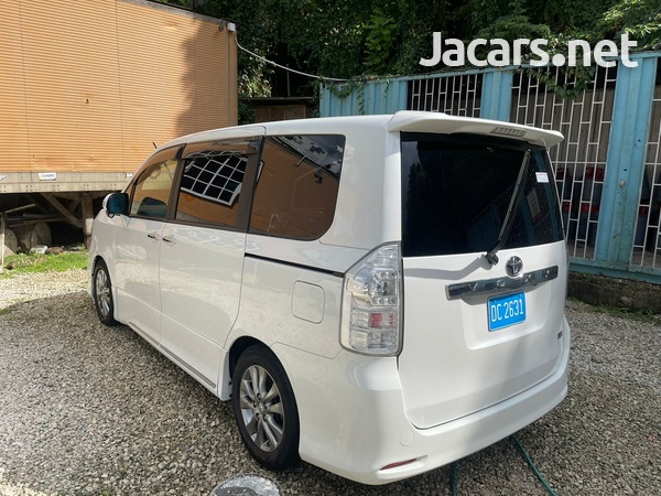 Toyota Voxy 2,0L 2013-6