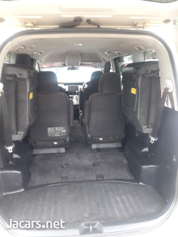 Toyota Voxy 2,0L 2010-9