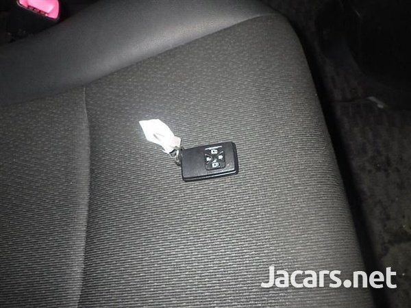 Toyota Voxy 2,0L 2013-6