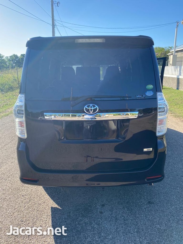 Toyota Voxy 2,0L 2013-3
